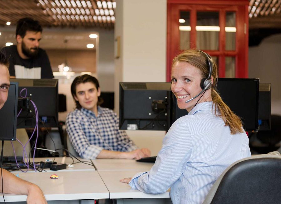 Agente de Call 4U Consulting atendiendo una llamada